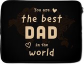 Laptophoes 15.6 inch - Quotes - The best dad in the world - Spreuken - Papa - Laptop sleeve - Binnenmaat 39,5x29,5 cm - Zwarte achterkant