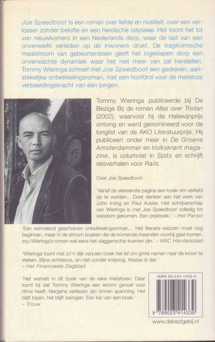 Zwart-wit portret van Tommy Wieringa met tekst over zijn boek Joe Speedboot en recensies.