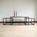 Large table basse avec plateau en bois, avec deux petites tables à côté, cadre noir.