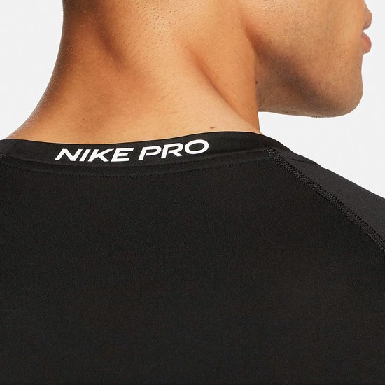 Zwarte Nike Pro top met witte opdruk op de nekband.