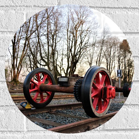 Muursticker Cirkel - Onderstel van Voertuig met Rode Wielen in Kaal Bos - 40x40 cm Foto op Muursticker