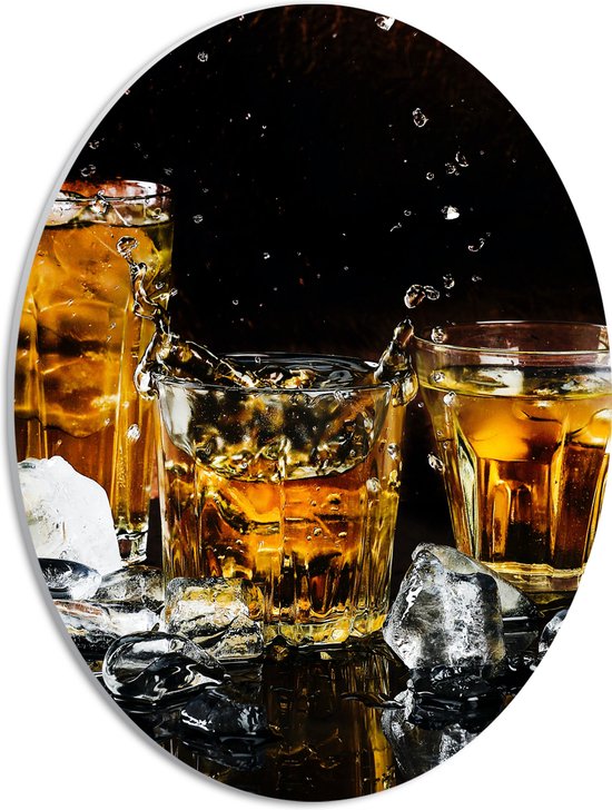 PVC Schuimplaat Ovaal - Drankje in Glazen met IJsklontjes - 30x40 cm Foto op Ovaal (Met Ophangsysteem)