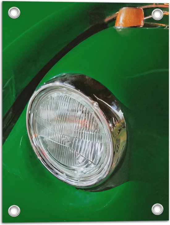 Tuinposter – Close-up van Ouderwetse Koplamp op Groenkleurige Auto - 30x40 cm Foto op Tuinposter (wanddecoratie voor buiten en binnen)