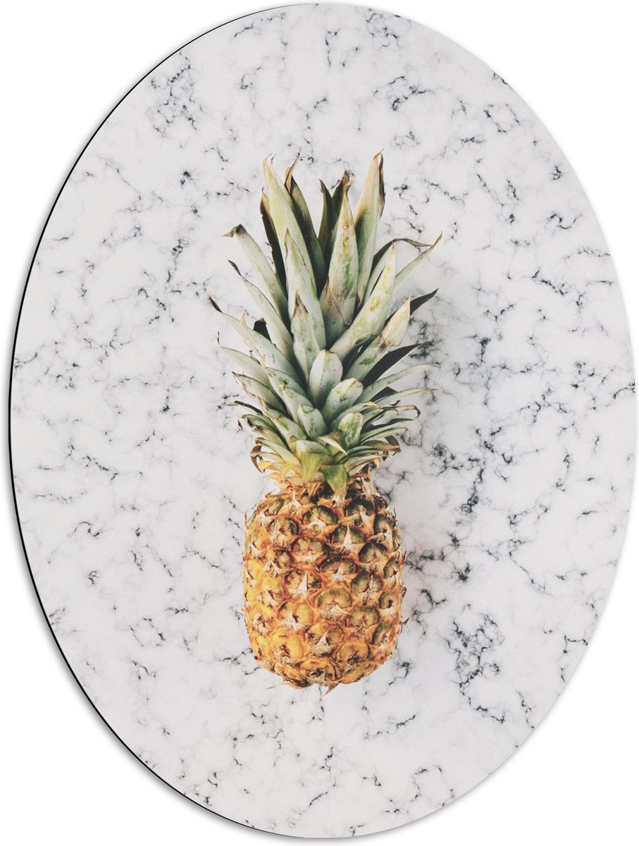 Dibond Ovaal - Ananas op Marmeren Achtergrond - 72x96 cm Foto op Ovaal (Met Ophangsysteem)