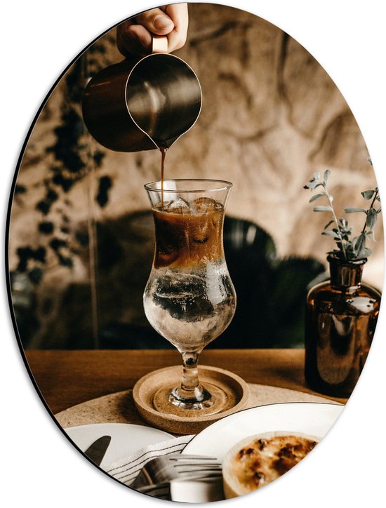 Dibond Ovaal - Koffie in Glas in Café - 30x40 cm Foto op Ovaal (Met Ophangsysteem)