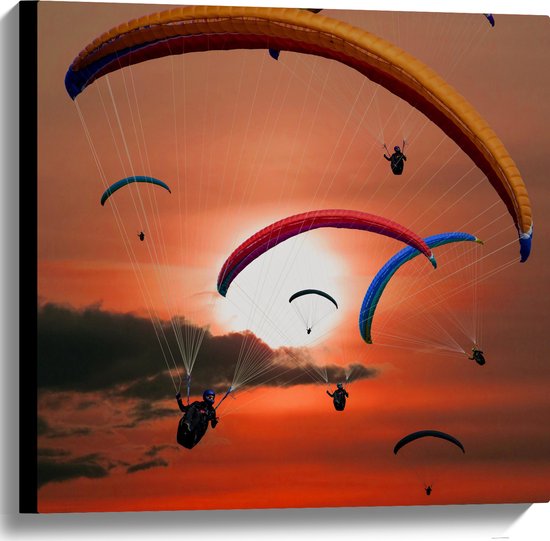 Canvas - Grote Groep Paragliders tijdens Roodkleurige Zonsondergang - 60x60 cm Foto op Canvas Schilderij (Wanddecoratie op Canvas)