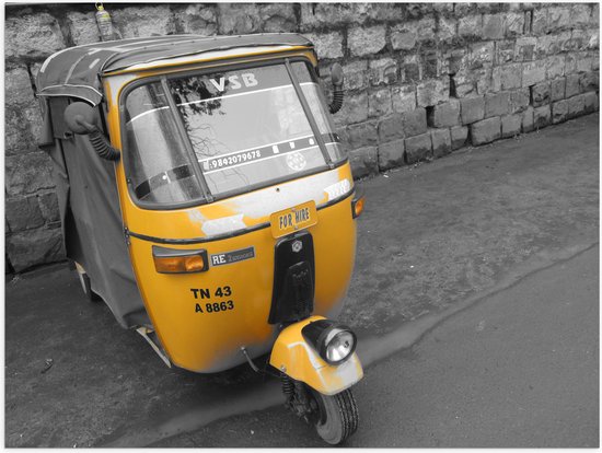 Poster Glanzend – (Deels) Gele Tuktuk Geparkeerd op Stoep (Zwart- wit) - 80x60 cm Foto op Posterpapier met Glanzende Afwerking