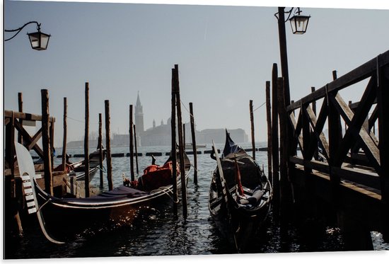 Dibond - Italiaanse Gondels in Haven van Venetië, Italië - 105x70 cm Foto op Aluminium (Met Ophangsysteem)