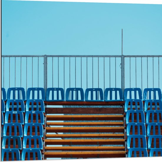 Dibond - Blauwe Stoeltjes met Gele Trappen bij Stadion - 80x80 cm Foto op Aluminium (Met Ophangsysteem)