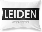 Tuinkussen LEIDEN - ZUID-HOLLAND met coördinaten - Buitenkussen - Bootkussen - Weerbestendig - Jouw Plaats - Studio216 - Modern - Zwart-Wit - 50x30cm