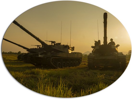 Dibond Ovaal - Soldaten in Tanks op Vlakte bij de Zonsondergang - 108x81 cm Foto op Ovaal (Met Ophangsysteem)
