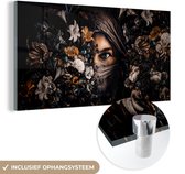 Glasschilderij vrouw - Bloemen - Vlinder - Hoofddoek - Portret - Kamer decoratie - Foto op glas - 40x20 cm - Schilderij botanisch - Wanddecoratie glas - Woonkamer