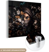 Glasschilderij vrouw - Bloemen - Vlinder - Hoofddoek - Portret - Kamer decoratie - Foto op glas - 20x20 cm - Schilderij botanisch - Wanddecoratie glas - Woonkamer