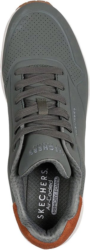 Bovenkant van grijze Skechers sneaker met veters, bruine suède hiel en 'Air-Cooled Memory Foam' inlegzool.