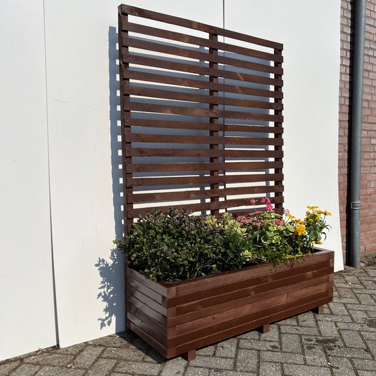Bruine houten plantenbak met klimrek, gevuld met paarse en roze bloemen en groene planten.