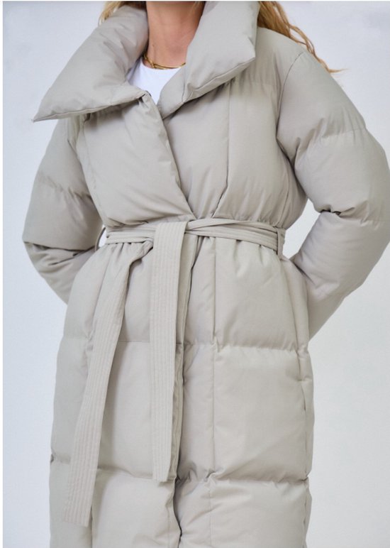 Met deze lange donsjassen kom je warm én stijlvol het najaar door