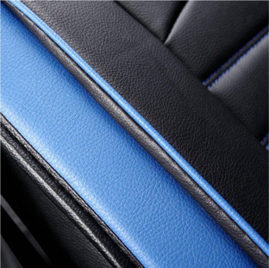 Close-up van zwart autostoelhoes met blauwe accenten en stiksels.