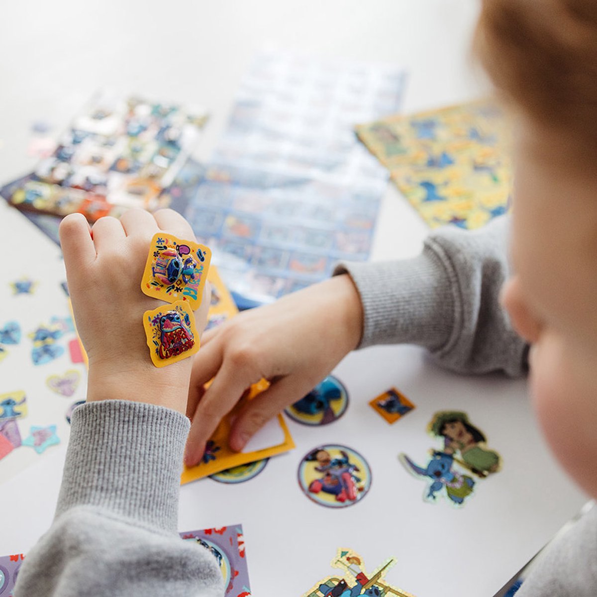 Disney Stitch stickers - Totum super stickerset XL 7 vellen | speelgoed knutselen en stickeren meisjes en jongens - incl. luxe stickers en spelletjes — afbeelding 4
