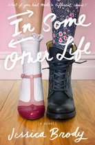 Boekcover met de titel "In Some Other Life". Twee benen van een persoon met een roze schoen en witte sok, en een zwarte veterlaars met een bloemenprint broek.