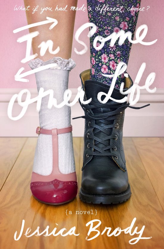 Boekcover met de titel "In Some Other Life". Twee benen van een persoon met een roze schoen en witte sok, en een zwarte veterlaars met een bloemenprint broek.