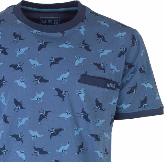 Lichtblauwe shortama T-shirt met ronde hals en opgestikte borstzak. All-over print van roggen.