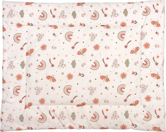 Boxkleed met een print van zandkleurige regenbogen, vlinders, zonnetjes, wolkjes en sterren op een witte achtergrond.