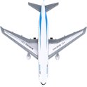 Topview van wit vliegtuigmodel met blauwe strepen en 'Boeing 777' opschrift, grijze vleugels.