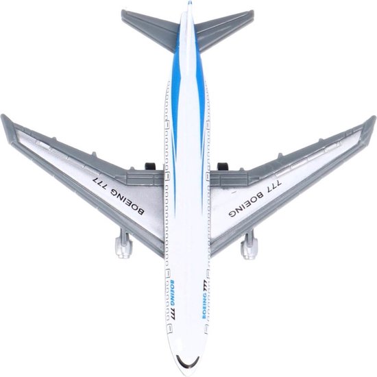 Topview van wit vliegtuigmodel met blauwe strepen en 'Boeing 777' opschrift, grijze vleugels.