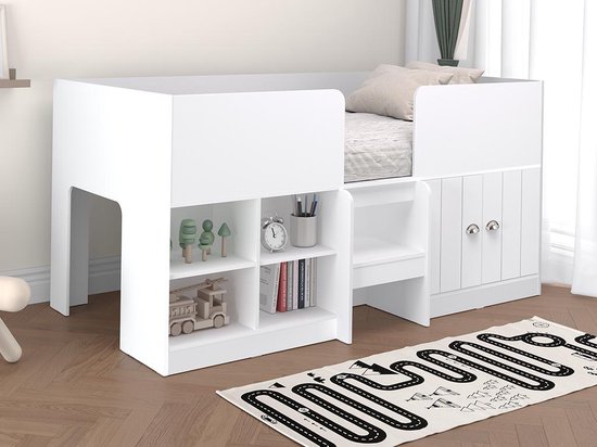 Wit halfhoogslaper met aan de zijkant open vakken, een kast en een trapje. Kinderkamer met speelgoed.
