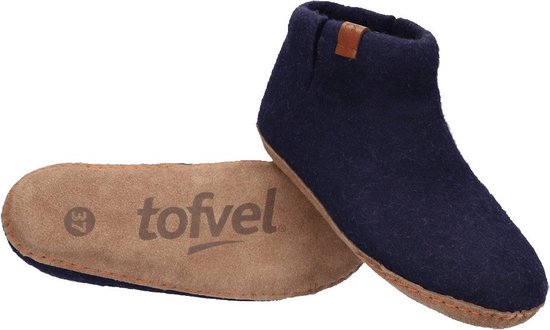 Donkerblauwe wollen slof en losse bruine binnenzool met logo.