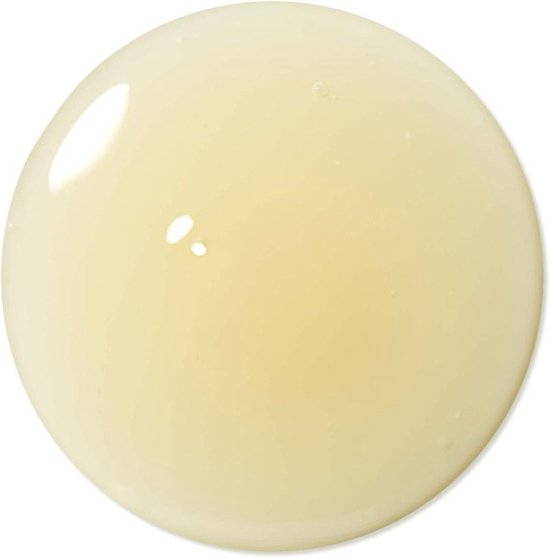 Een druppel lichtgele vloeistof met luchtbelletjes op een witte achtergrond.