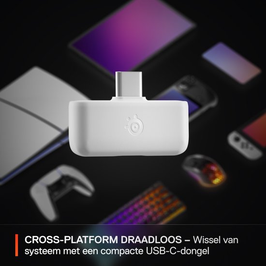 Witte USB-C dongel voor Steelseries draadloze headsets, met diverse gameapparaten op de achtergrond.