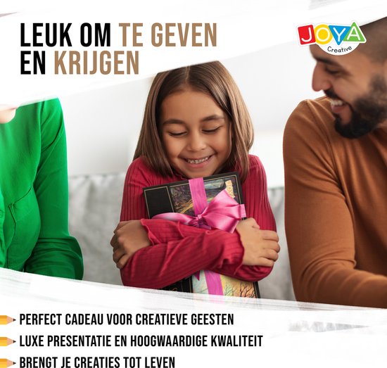 Lachend meisje met een cadeaubox met roze lint, omringd door een groene en een bruine trui. De doos bevat potloden van Joya Creative.
