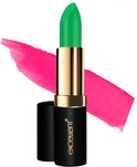 Groene lipstick met gouden huls, dop ernaast, naast een roze veeg.