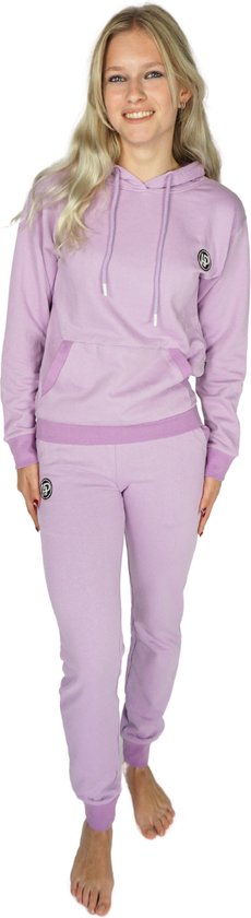 Model in volledig zachtpaars joggingpak met capuchon, kangoeroezak en logo op de broek.