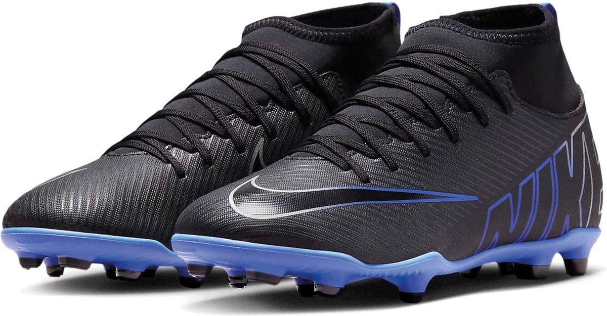 Zwarte Nike Superfly 9 Club FG/MG voetbalschoenen voor junioren met synthetisch leer en textuurdetails.