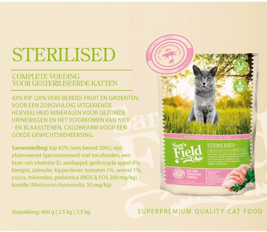 Een grijze kat zit in een veld, naast een zak kattenvoer "Sam's Field Sterilised".