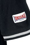 Detail van de mouw van een zwart Lonsdale poloshirt met Lonsdale London label en grijze strepen.