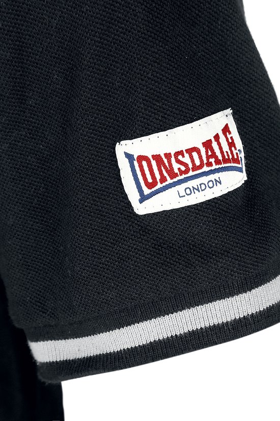 Detail van de mouw van een zwart Lonsdale poloshirt met Lonsdale London label en grijze strepen.