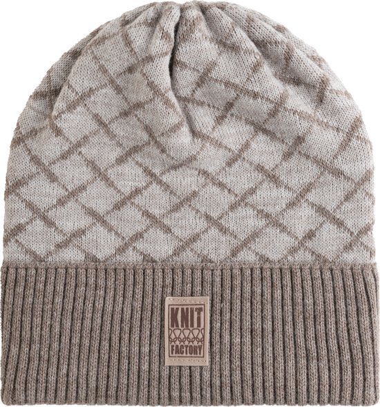 Gebreide muts met ruitpatroon in bruin en grijs, met een geribbelde omslag en een bruin 'Knit Factory' label.