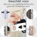 Demonstratie van het product op verschillende deuren, met close-ups van sloten en de hand die het zwarte hartvormige deurslot vasthoudt.
