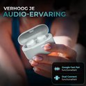 Handen houden een witte oplaadcase met oordopjes vast. Met Google Fast Pair en Dual Connect functionaliteit.