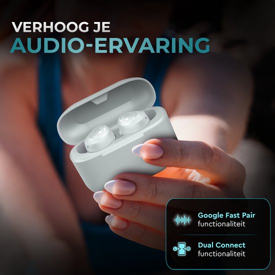 Handen houden een witte oplaadcase met oordopjes vast. Met Google Fast Pair en Dual Connect functionaliteit.