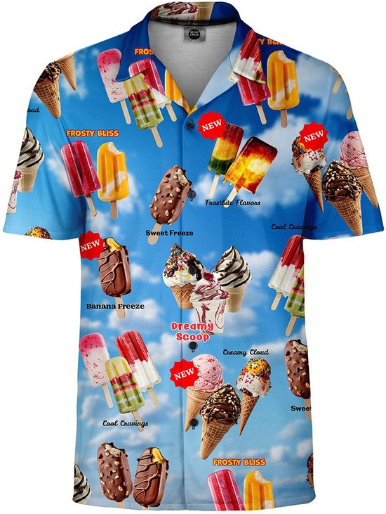 Blauw overhemd met een print van verschillende ijsssoorten en ijsscootjes op een luchtige blauwe achtergrond met wolken.