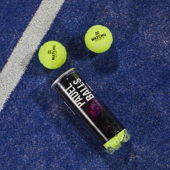 Een blik padelballen met paarse en roze space print en twee losse gele padelballen op een blauwe baan.