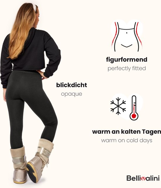 Vrouw met blonde haren, draagt een donkere legging en een zwarte hoodie. De legging is 'blickdicht' (opaque) en 'figurformend' (perfectly fitted), warm voor koude dagen.