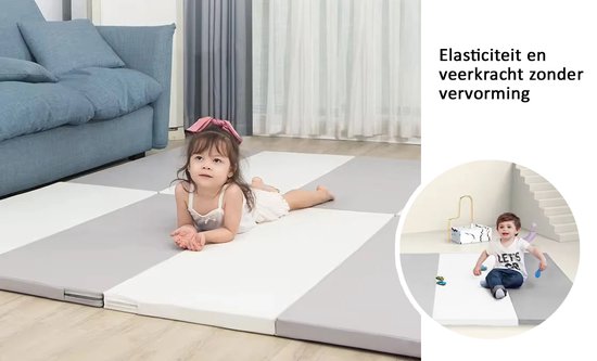 Baby liggend op een grijze en witte gestreepte speelmat. Flexibel en veerkrachtig.
