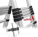 Close-up van de zwarte vergrendelingsringen en metalen stappen van een zilveren telescopische ladder, met de tekst 'safety'.