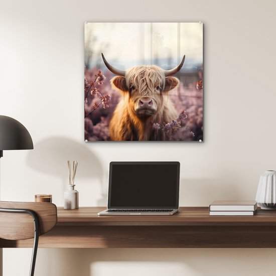 Glazen schilderij van een Schotse hooglander met lange, witte vacht, omringd door roze bloesems. Hangt boven een bureau met laptop.