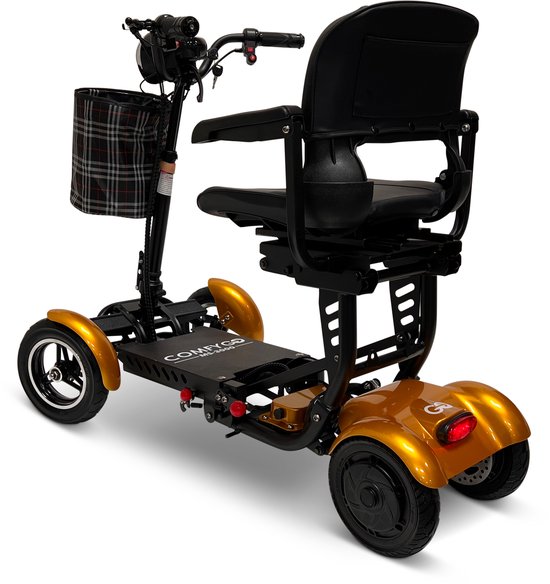 Achterkant van een gouden opvouwbare scootmobiel met vier wielen, zwarte zitting en mandje.